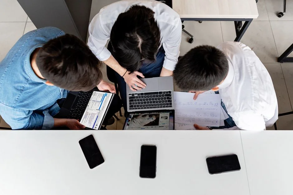 services-03 Un espace de travail moderne mettant en avant un ordinateur portable, une tablette et des smartphones, parfait pour un usage technologique et freelance.